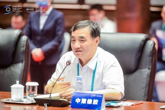 中策橡膠董事長(zhǎng)、總經(jīng)理沈金榮作為“直通烏鎮(zhèn)”全球互聯(lián)網(wǎng)大賽獲獎(jiǎng)企業(yè)代表受邀參加座談會(huì)