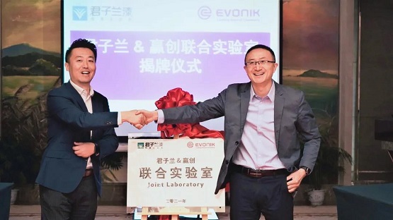 贏創大中華區涂料添加劑業務總監楊華、君子蘭集團副總經理王海軍共同為聯合實驗室揭牌2 贏創大中華區涂料添加劑業務總監楊華、君子蘭集團副總經理王海軍共同為聯合實驗室揭牌2