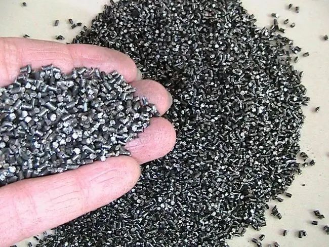 廢舊輪胎通過特殊處理，可以回收鋼絲、橡膠和炭黑
