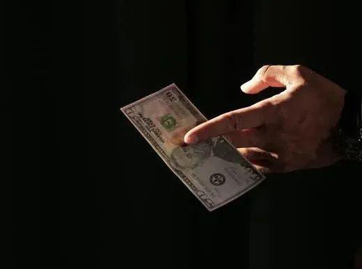 提供了數額不等的 提供了數額不等的