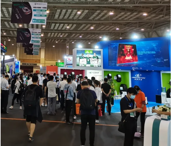 調(diào)研中專家組成員與企業(yè)有關(guān)人員開展座談 調(diào)研中專家組成員與企業(yè)有關(guān)人員開展座談