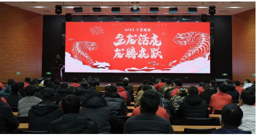 葛國榮為年度優秀員工頒獎，勉勵中策全體員工同心聚力、砥礪奮進，在新的一程創造更優異的成績。