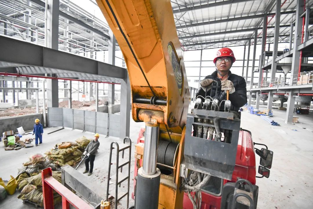 基地項目建設現場，工人正在操控吊機