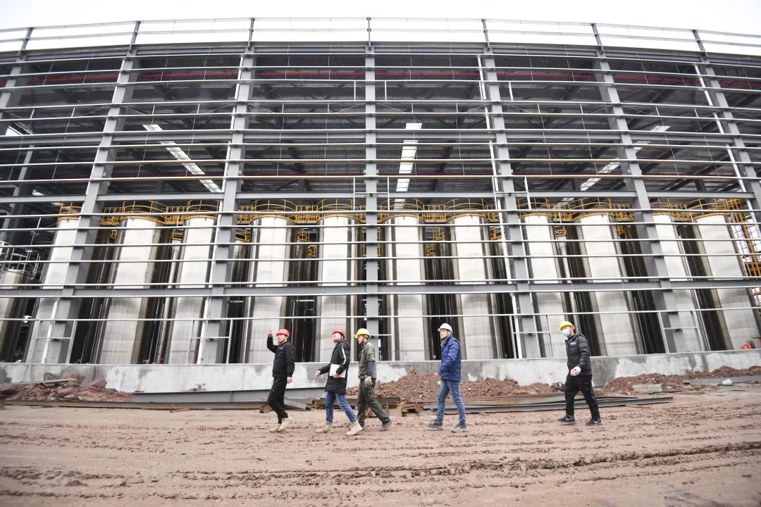 基地項目建設現場，工人在廠房外圍巡視