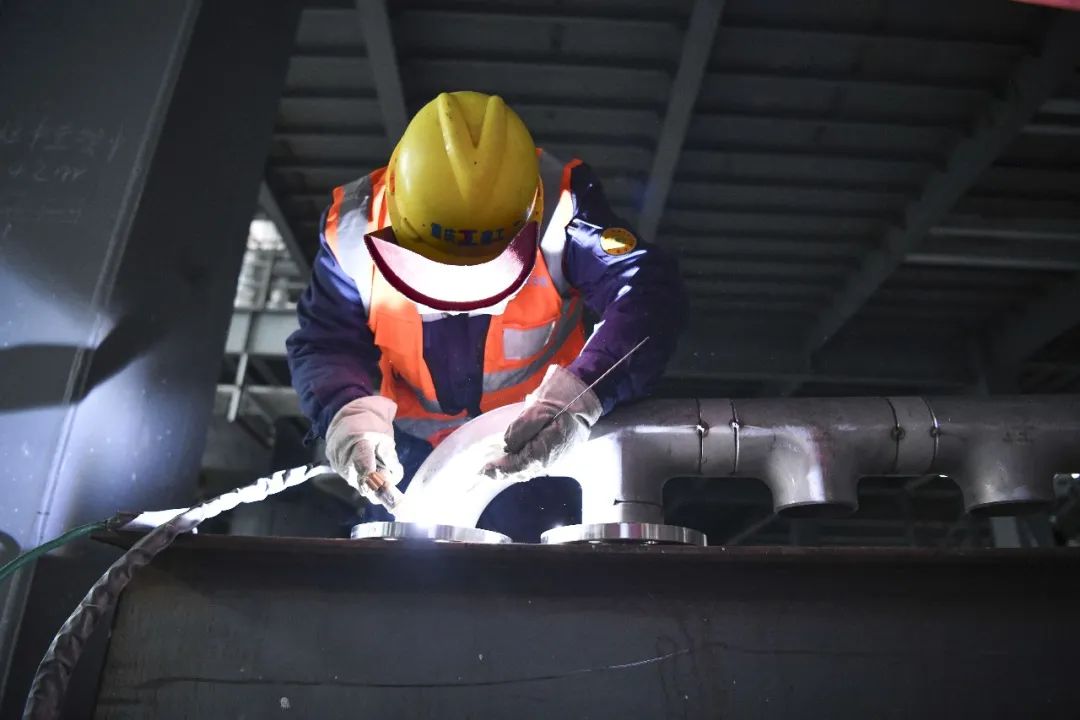 基地項目建設現場，工人正在焊接材料