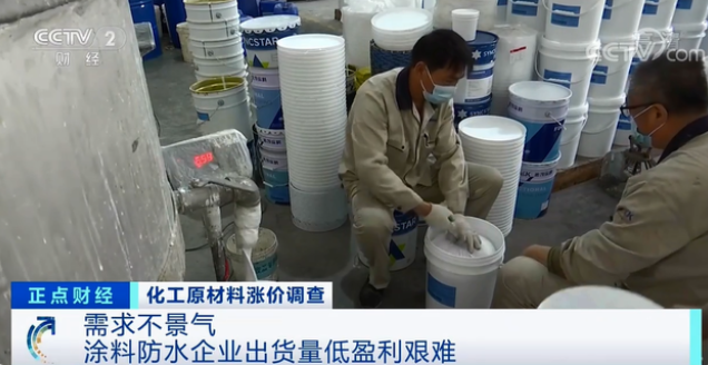 工人們正在車間里進行包裝作業 工人們正在車間里進行包裝作業