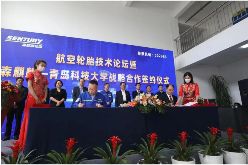 “國產(chǎn)大飛機航空胎用天然膠國產(chǎn)化替代技術(shù)”和“應(yīng)對‘雙碳’重大需求-輪胎用全生命周期綠色可循環(huán)材料技術(shù)”等兩個項目的技術(shù)合作開發(fā)協(xié)議同時簽署。 “國產(chǎn)大飛機航空胎用天然膠國產(chǎn)化替代技術(shù)”和“應(yīng)對‘雙碳’重大需求-輪胎用全生命周期綠色可循環(huán)材料技術(shù)”等兩個項目的技術(shù)合作開發(fā)協(xié)議同時簽署。