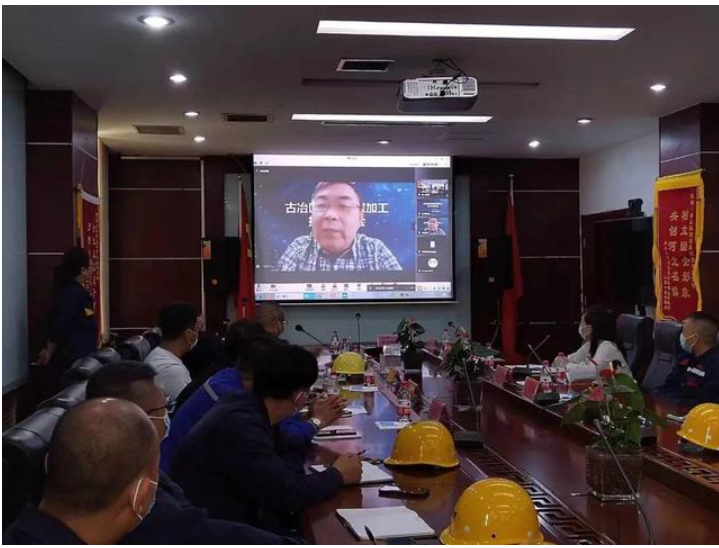 李鑫鋼教授就《煤焦油深加工分離過程強(qiáng)化與節(jié)能技術(shù)》進(jìn)行了深入講解,具有較強(qiáng)的可操作性。與會(huì)企業(yè)負(fù)責(zé)人以視頻連線形式與李鑫鋼教授進(jìn)行對(duì)接交流。 李鑫鋼教授就《煤焦油深加工分離過程強(qiáng)化與節(jié)能技術(shù)》進(jìn)行了深入講解,具有較強(qiáng)的可操作性。與會(huì)企業(yè)負(fù)責(zé)人以視頻連線形式與李鑫鋼教授進(jìn)行對(duì)接交流。