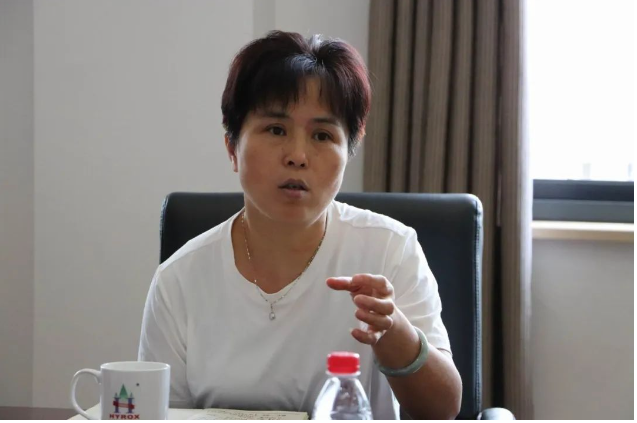 集團公司總裁助理沈小芬作為集團管理對接華源負責人，建議會議匯報形式可以嘗試以財務為中心，以財務數據輻射至各個子公司，通過對財務相關數據來分析、商討、解決問題。