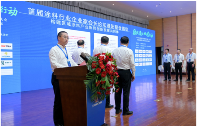 廣東省涂料行業協會會長陳冰代表7位涂協會長,宣讀聯合倡議書。 廣東省涂料行業協會會長陳冰代表7位涂協會長,宣讀聯合倡議書。