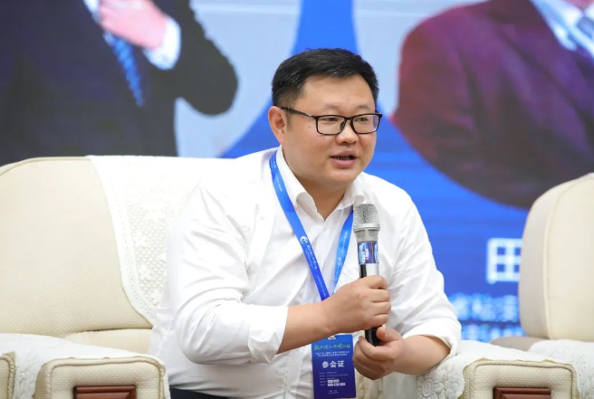 江蘇省涂料行業(yè)協(xié)會(huì)輪值會(huì)長(zhǎng)、蘇州吉人新材料股份有限公司董事長(zhǎng)吉富華 江蘇省涂料行業(yè)協(xié)會(huì)輪值會(huì)長(zhǎng)、蘇州吉人新材料股份有限公司董事長(zhǎng)吉富華