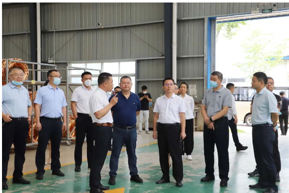 河南省狼牌輪胎科技有限公司董事長熊國武迎接考察團(tuán)人員及相關(guān)政府領(lǐng)導(dǎo),并介紹了狼牌輪胎企業(yè)發(fā)展情況。 河南省狼牌輪胎科技有限公司董事長熊國武迎接考察團(tuán)人員及相關(guān)政府領(lǐng)導(dǎo),并介紹了狼牌輪胎企業(yè)發(fā)展情況。