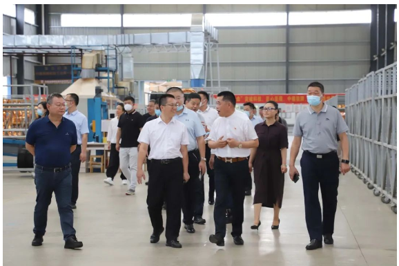 熊國武詳細(xì)介紹了狼牌輪胎最近幾年的企業(yè)發(fā)展情況和技術(shù)成就 熊國武詳細(xì)介紹了狼牌輪胎最近幾年的企業(yè)發(fā)展情況和技術(shù)成就