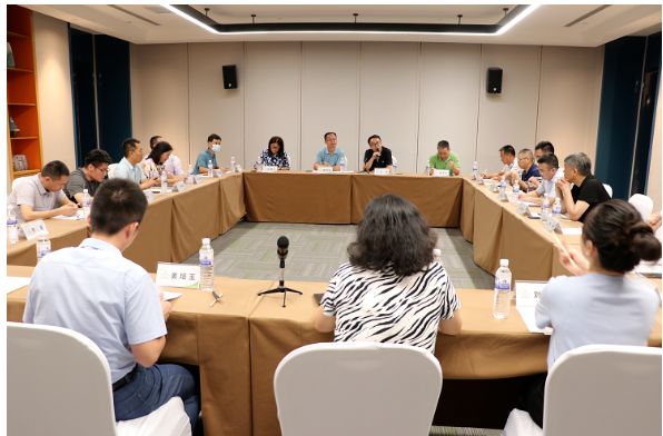 來自骨架材料行業(yè)及上下游輪胎企業(yè)、膠管膠帶企業(yè)、橡膠制品企業(yè)、大專院校、科研院所的相關(guān)人員，共計(jì)約110多人參加了本次研討會(huì)。