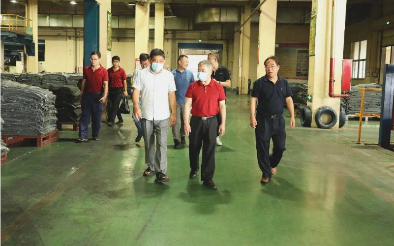 陜西延長石油集團(tuán)橡膠有限公司副總經(jīng)理王耀譽(yù)一行到豐源輪胎公司參觀交流