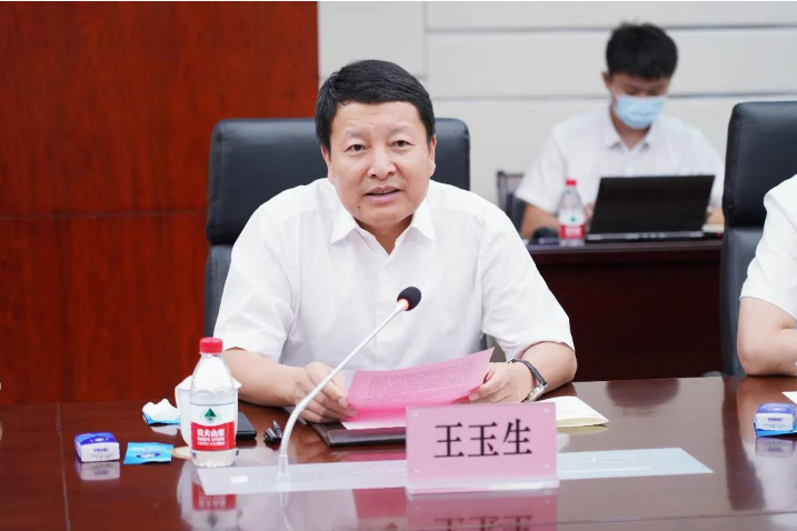 王玉生對尹自波一行表示熱烈歡迎。他表示,中鐵建工集團與北新建材已有多年的合作基礎,合作業務非常廣泛,尤其在石膏板業務方面有深度合作,未來科學城的工程建設也為雙方奠定了更好的合作基礎,目前雙方也在繼續推進防水材料、涂料等新業務方面的合作。希望通過這次戰略協議的簽訂,雙方能在現有基礎上進行更加深入的合作,共創佳績,不斷取得新的成果,一起服務國家戰略,助力社會經濟發展。 王玉生對尹自波一行表示熱烈歡迎。他表示,中鐵建工集團與北新建材已有多年的合作基礎,合作業務非常廣泛,尤其在石膏板業務方面有深度合作,未來科學城的工程建設也為雙方奠定了更好的合作基礎,目前雙方也在繼續推進防水材料、涂料等新業務方面的合作。希望通過這次戰略協議的簽訂,雙方能在現有基礎上進行更加深入的合作,共創佳績,不斷取得新的成果,一起服務國家戰略,助力社會經濟發展。