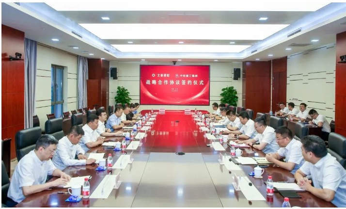 北新建材副總經理楊正波,總經理助理、北新防水總經理丁尚華,龍牌集團總經理邱洪,北新涂料總經理陳燕,北新建材戰略營銷部總經理毛欣飛;中鐵建工集團副總經理黃振庭,中鐵裝配黨委書記、總經理安振山,中鐵建工集團戰略規劃部部長蘇衛東,經營開發部部長于文濤,中鐵建工集團一公司總經理曾科斌,中鐵裝配總工程師湯榮偉,中鐵建工集團物資設備部副部長陳子瀟參加簽約儀式和座談。 北新建材副總經理楊正波,總經理助理、北新防水總經理丁尚華,龍牌集團總經理邱洪,北新涂料總經理陳燕,北新建材戰略營銷部總經理毛欣飛;中鐵建工集團副總經理黃振庭,中鐵裝配黨委書記、總經理安振山,中鐵建工集團戰略規劃部部長蘇衛東,經營開發部部長于文濤,中鐵建工集團一公司總經理曾科斌,中鐵裝配總工程師湯榮偉,中鐵建工集團物資設備部副部長陳子瀟參加簽約儀式和座談。