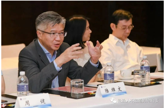 　復旦管院院長陸雄文表示，復旦管院會充分利用學院8個系的雄厚師資、研究中心和咨詢公司及校友網絡，深入調研興達公司，同時將興達的發展做成案例，總結企業的成功經驗，并就現實問題提供解決方案和配套的人員培訓。