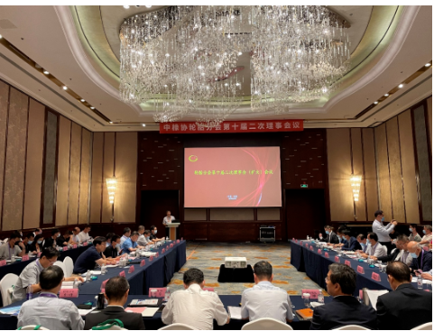 沈金榮在報告中指出,輪胎行業(yè)要穩(wěn)中求進(jìn)調(diào)結(jié)構(gòu),去除低端過剩產(chǎn)能,提高經(jīng)濟(jì)運(yùn)行質(zhì)量,提高供給質(zhì)量;鼓勵優(yōu)秀有實力的企業(yè)進(jìn)行戰(zhàn)略布局;建設(shè)世界一流企業(yè),重視人才培養(yǎng)和合作;以綠色低碳為抓手,重在節(jié)能降耗,實現(xiàn)行業(yè)整體升級;大力推進(jìn)智能技術(shù)等創(chuàng)新驅(qū)動;優(yōu)化市場環(huán)境,倡導(dǎo)公平競爭與行業(yè)自律,實施品牌建設(shè),實現(xiàn)健康發(fā)展。 沈金榮在報告中指出,輪胎行業(yè)要穩(wěn)中求進(jìn)調(diào)結(jié)構(gòu),去除低端過剩產(chǎn)能,提高經(jīng)濟(jì)運(yùn)行質(zhì)量,提高供給質(zhì)量;鼓勵優(yōu)秀有實力的企業(yè)進(jìn)行戰(zhàn)略布局;建設(shè)世界一流企業(yè),重視人才培養(yǎng)和合作;以綠色低碳為抓手,重在節(jié)能降耗,實現(xiàn)行業(yè)整體升級;大力推進(jìn)智能技術(shù)等創(chuàng)新驅(qū)動;優(yōu)化市場環(huán)境,倡導(dǎo)公平競爭與行業(yè)自律,實施品牌建設(shè),實現(xiàn)健康發(fā)展。