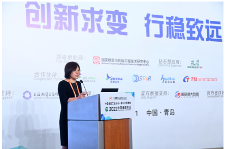 中國橡膠工業協會會長徐文英在會上作主題為“面對挑戰 勇于擔當 一起努力向未來”的報告,匯報2022年以來中國橡膠工業協會工作并介紹下階段工作計劃。 中國橡膠工業協會會長徐文英在會上作主題為“面對挑戰 勇于擔當 一起努力向未來”的報告,匯報2022年以來中國橡膠工業協會工作并介紹下階段工作計劃。