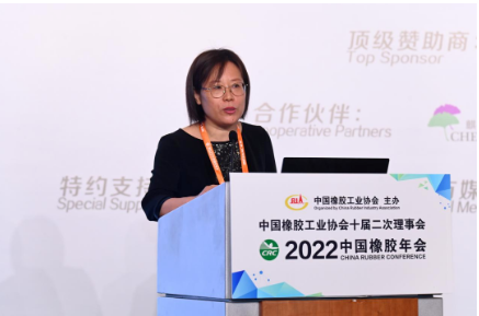 徐文英在致辭中表示,協會的一項重要工作,就是搭建一個好的平臺,來讓大家相互的認識,相互的溝通,這次會議邀請到了許多重量級嘉賓,要在兩天分六大板塊進行知識分享。相信通過協會搭建的平臺,大家都能收獲滿滿,希望各位每一天都活在幸福中,不要害怕困難,因為信心比黃金還重要。 徐文英在致辭中表示,協會的一項重要工作,就是搭建一個好的平臺,來讓大家相互的認識,相互的溝通,這次會議邀請到了許多重量級嘉賓,要在兩天分六大板塊進行知識分享。相信通過協會搭建的平臺,大家都能收獲滿滿,希望各位每一天都活在幸福中,不要害怕困難,因為信心比黃金還重要。