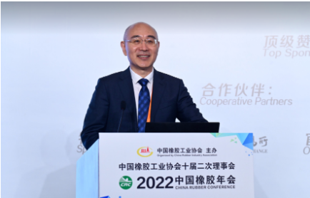 陳克正代表青島科技大學對本次會議的召開表示祝賀。他介紹稱,青島科技大學72年的發展歷史,是一部圍繞橡膠、研究橡膠、發展橡膠,與中國橡膠工業相互成就的歷史。學校形成了厚植橡膠基礎、突出橡膠核心、集聚橡膠媒介的三大辦學特色。 陳克正代表青島科技大學對本次會議的召開表示祝賀。他介紹稱,青島科技大學72年的發展歷史,是一部圍繞橡膠、研究橡膠、發展橡膠,與中國橡膠工業相互成就的歷史。學校形成了厚植橡膠基礎、突出橡膠核心、集聚橡膠媒介的三大辦學特色。
