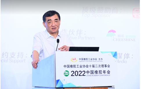 中國橡膠工業協會高級副會長、中策橡膠集團股份有限公司董事長沈金榮,深度分析了2022年中國橡膠行業形勢,并就行業面臨的難點、熱點問題向與會者分享自己的觀點。 中國橡膠工業協會高級副會長、中策橡膠集團股份有限公司董事長沈金榮,深度分析了2022年中國橡膠行業形勢,并就行業面臨的難點、熱點問題向與會者分享自己的觀點。