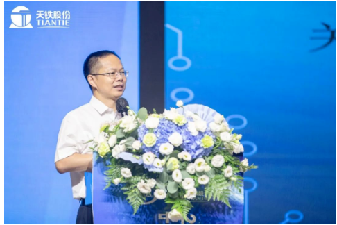 中橡協副會長兼秘書長雷昌純蒞臨大會,并講話。 中橡協副會長兼秘書長雷昌純蒞臨大會,并講話。