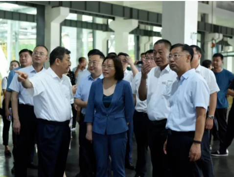 圖為領導、嘉賓在工廠車間進行參觀 圖為領導、嘉賓在工廠車間進行參觀