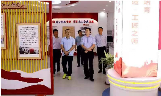 9月7日開封市中級人民法院黨組成員、副院長王劍,尉氏縣人民法院黨組書記、院長王學(xué)慶帶領(lǐng)有關(guān)人員到金久龍實業(yè)有限公司開展萬人助萬企活動。 9月7日開封市中級人民法院黨組成員、副院長王劍,尉氏縣人民法院黨組書記、院長王學(xué)慶帶領(lǐng)有關(guān)人員到金久龍實業(yè)有限公司開展萬人助萬企活動。