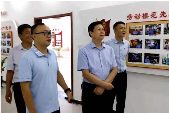 市、縣兩級人民法院領(lǐng)導(dǎo)在李洋董事長的陪同下,先后來到公司五心黨建展廳、產(chǎn)品展示廳,并同公司有關(guān)人員進(jìn)行深入座談。 市、縣兩級人民法院領(lǐng)導(dǎo)在李洋董事長的陪同下,先后來到公司五心黨建展廳、產(chǎn)品展示廳,并同公司有關(guān)人員進(jìn)行深入座談。