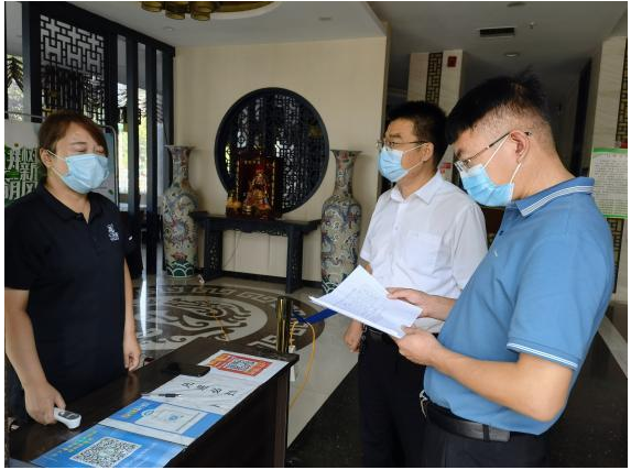 曲寶傳在檢查中強調,各公司要進一步提高政治站位,強化大局意識,堅決杜絕麻痹大意和僥幸心理,嚴防‘四風’問題反彈回潮,持續深化鞏固中央八項規定精神成果和來之不易的疫情防控成果,要嚴格遵守廉潔過節“十嚴禁”,以扎實有效的工作實績迎接黨的二十大勝利召開。 曲寶傳在檢查中強調,各公司要進一步提高政治站位,強化大局意識,堅決杜絕麻痹大意和僥幸心理,嚴防‘四風’問題反彈回潮,持續深化鞏固中央八項規定精神成果和來之不易的疫情防控成果,要嚴格遵守廉潔過節“十嚴禁”,以扎實有效的工作實績迎接黨的二十大勝利召開。
