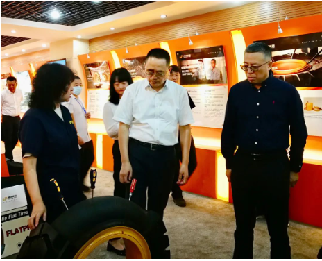 省商務(wù)廳副廳長(zhǎng)王宏偉參觀公司展廳 省商務(wù)廳副廳長(zhǎng)王宏偉參觀公司展廳