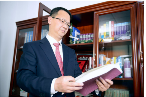 作為全國優(yōu)秀企業(yè)家,黃舸舸是貴州省第十三次黨代會代表、工程技術(shù)研究員,曾獲“2021年度中國西部企業(yè)數(shù)字化轉(zhuǎn)型領(lǐng)軍人物”、“2019-2020年度貴州省優(yōu)秀企業(yè)家榮譽稱號”、“2010年全國勞模”、“ 2009年中國橡膠工業(yè)科學技術(shù)進步有功專家”等榮譽。 作為全國優(yōu)秀企業(yè)家,黃舸舸是貴州省第十三次黨代會代表、工程技術(shù)研究員,曾獲“2021年度中國西部企業(yè)數(shù)字化轉(zhuǎn)型領(lǐng)軍人物”、“2019-2020年度貴州省優(yōu)秀企業(yè)家榮譽稱號”、“2010年全國勞模”、“ 2009年中國橡膠工業(yè)科學技術(shù)進步有功專家”等榮譽。