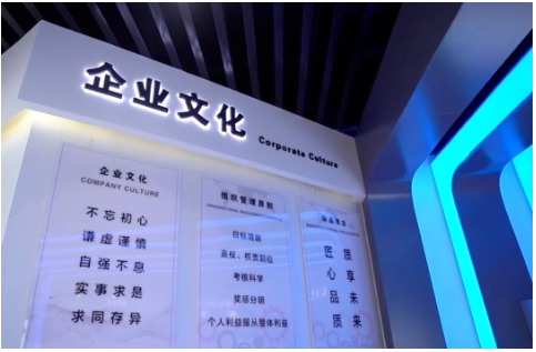 華盛集團接待室的墻壁上,掛著一幅巨幅山水畫,題目叫《源遠流長》。盯著畫作,已出任集團副董事長的張玉亮,向記者暢想著未來:“心懷‘國之大者’,打造‘國貨精品’,包括華盛橡膠在內的中國輪胎產業,必將迎來更高質量發展!” 華盛集團接待室的墻壁上,掛著一幅巨幅山水畫,題目叫《源遠流長》。盯著畫作,已出任集團副董事長的張玉亮,向記者暢想著未來:“心懷‘國之大者’,打造‘國貨精品’,包括華盛橡膠在內的中國輪胎產業,必將迎來更高質量發展!”