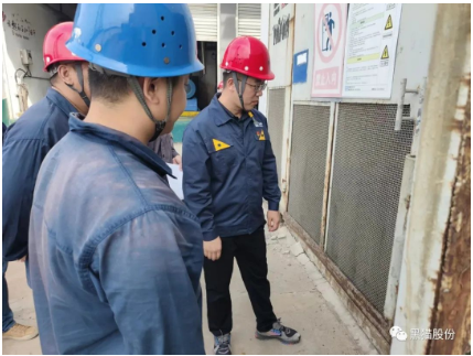 李俊指出,要充分認識“雙控”機制建設(shè)在風(fēng)險管控和隱患排查治理過程中發(fā)揮的作用,把“雙控”機制建設(shè)作為保障安全生產(chǎn)的一項重要抓手,逐步提升公司管理人員綜合業(yè)務(wù)水平,積極引導(dǎo)員工主動參與“雙控”機制建設(shè)和運用,營造安全穩(wěn)定的生產(chǎn)環(huán)境。 李俊指出,要充分認識“雙控”機制建設(shè)在風(fēng)險管控和隱患排查治理過程中發(fā)揮的作用,把“雙控”機制建設(shè)作為保障安全生產(chǎn)的一項重要抓手,逐步提升公司管理人員綜合業(yè)務(wù)水平,積極引導(dǎo)員工主動參與“雙控”機制建設(shè)和運用,營造安全穩(wěn)定的生產(chǎn)環(huán)境。