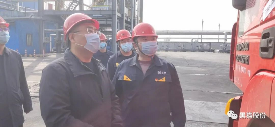 太原黑貓向調研組一行詳細介紹企業基本情況、安全生產及疫情防控工作。調研組詳細聽取了匯報內容后,深入現場進行實地查看,對物流車輛出入廠的疫情管控詳細詢問,并強調要壓實壓緊安全生產責任,嚴格執行閉環管理,筑牢“外防輸入”的第一道防線。 太原黑貓向調研組一行詳細介紹企業基本情況、安全生產及疫情防控工作。調研組詳細聽取了匯報內容后,深入現場進行實地查看,對物流車輛出入廠的疫情管控詳細詢問,并強調要壓實壓緊安全生產責任,嚴格執行閉環管理,筑牢“外防輸入”的第一道防線。