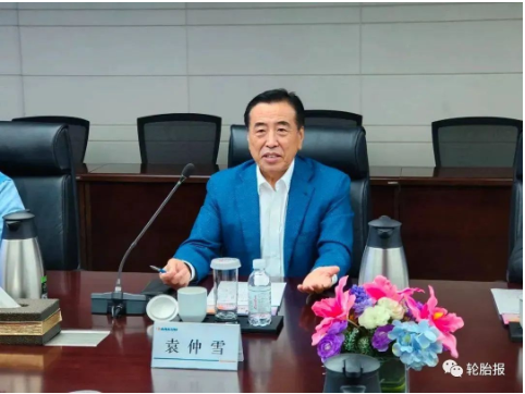 國家橡膠與輪胎工程技術研究中心主任、賽輪集團黨委書記、董事長袁仲雪熱情接待了張飚一行。 國家橡膠與輪胎工程技術研究中心主任、賽輪集團黨委書記、董事長袁仲雪熱情接待了張飚一行。