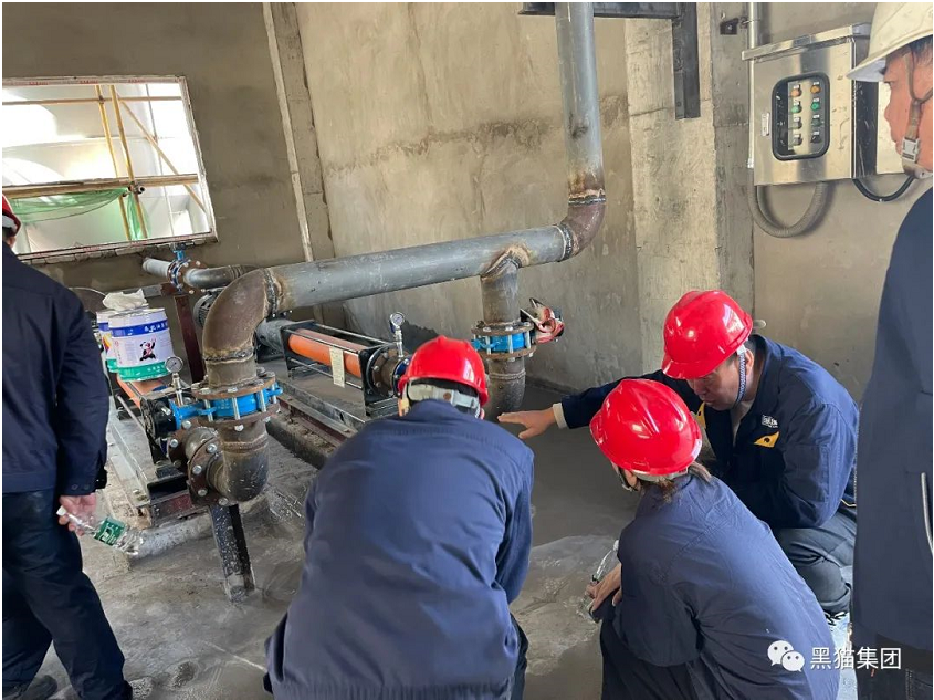 現(xiàn)場檢查的重點施工項目為黑貓股份炭黑尾氣發(fā)電項目、黑貓股份炭黑5號線主袋箱體大修項目、景焦能源公司干法脫硫管道保溫項目、景焦能源公司污泥脫水項目等。檢查組在檢查過程中共發(fā)現(xiàn)14處安全隱患,并要求各工程項目負(fù)責(zé)人立即整改。 現(xiàn)場檢查的重點施工項目為黑貓股份炭黑尾氣發(fā)電項目、黑貓股份炭黑5號線主袋箱體大修項目、景焦能源公司干法脫硫管道保溫項目、景焦能源公司污泥脫水項目等。檢查組在檢查過程中共發(fā)現(xiàn)14處安全隱患,并要求各工程項目負(fù)責(zé)人立即整改。