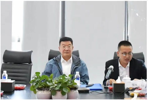 鄒哲賢及各位專家肯定了時代新材的工作,并圍繞中國中車數(shù)字化轉(zhuǎn)型的目的、方向、目標(biāo)、原則、推進策略等進行指示,他強調(diào)要堅持:戰(zhàn)略統(tǒng)領(lǐng)、由上往下;數(shù)據(jù)貫通、標(biāo)準(zhǔn)統(tǒng)一;需求拉動、及時推進;急用先行、逐步覆蓋;數(shù)據(jù)驅(qū)動、平臺賦能的原則。 鄒哲賢及各位專家肯定了時代新材的工作,并圍繞中國中車數(shù)字化轉(zhuǎn)型的目的、方向、目標(biāo)、原則、推進策略等進行指示,他強調(diào)要堅持:戰(zhàn)略統(tǒng)領(lǐng)、由上往下;數(shù)據(jù)貫通、標(biāo)準(zhǔn)統(tǒng)一;需求拉動、及時推進;急用先行、逐步覆蓋;數(shù)據(jù)驅(qū)動、平臺賦能的原則。