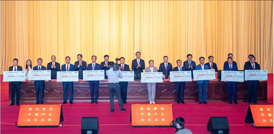 2022年上合新區企業家大會在膠州市會議中心舉行,180家重點企業負責人參會。在本次大會上,青島軟控機電工程有限公司總經理武守濤獲評“2022年度上合新區優秀企業家”,軟控機電榮獲“2022年度‘倍增計劃’先進企業”。 2022年上合新區企業家大會在膠州市會議中心舉行,180家重點企業負責人參會。在本次大會上,青島軟控機電工程有限公司總經理武守濤獲評“2022年度上合新區優秀企業家”,軟控機電榮獲“2022年度‘倍增計劃’先進企業”。