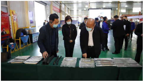 　張建偉一行參觀了公司鋼簾線數字化車間及智能化檢配中心，現場聽取了關于智能化改造等相關情況的匯報，并詳細詢問企業所遇到的困難和清潔能源開發利用情況。
