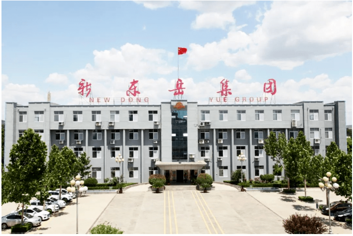 在青島大學校方人士的陪同下，殷峰一行參觀了生命科學院、化學化工學院及實驗室等，青島大學表示，希望與新東岳集團聯合申報省市重大科技專項、開展橫向課題研究開發等合作。