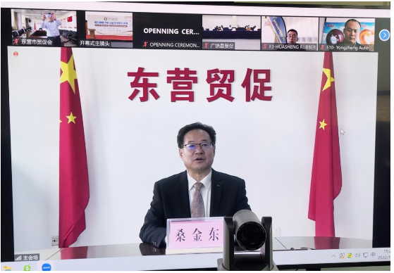 　當天，一場關于輪胎的“空中聯姻”在廣饒縣國際博覽中心舉行，此次推廣行動利用Zoom平臺、以視頻會議的形式舉行，青島雙星、金宇輪胎、永盛橡膠、方興橡膠、華盛橡膠等10余家企業進行了品牌推介，并與Brandlab Solutions等非洲的30余家采購商通過“屏對屏”進行了“一對一”精準對接洽談，圍繞產業現狀、市場需求等問題進行深度交流，在線參與人數達2100人次。