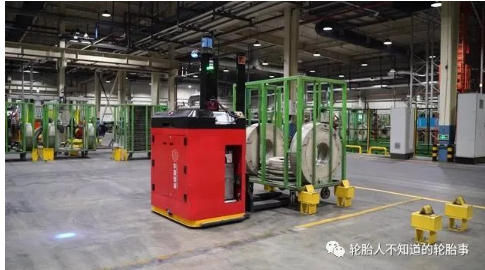 生產車間內,機器人正負責運送生產原料,剛下生產線的輪胎在空中“行走”,生產流程實現全電智能化。 生產車間內,機器人正負責運送生產原料,剛下生產線的輪胎在空中“行走”,生產流程實現全電智能化。