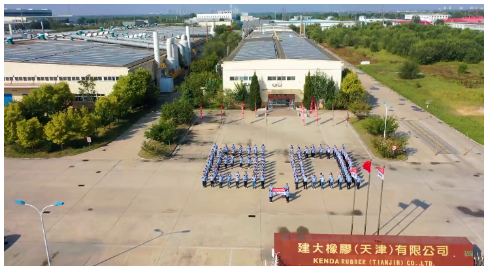 楊啟仁指出，2022年重資項(xiàng)目分別為投資了越南二廠二期、天津廠區(qū)新廠、云林廠密煉制程優(yōu)化、及沙灘車胎擴(kuò)產(chǎn)等。其中，越南二廠擴(kuò)建項(xiàng)目現(xiàn)狀是，營運(yùn)中的越南二廠一期(KV2-1)廠規(guī)劃總?cè)债a(chǎn)能2萬條的轎車胎(含輕卡車胎)，今年6月輪胎日產(chǎn)能達(dá)1.2萬條，希望明年6月輪胎日產(chǎn)能可提高至2萬條(年產(chǎn)730萬條)。