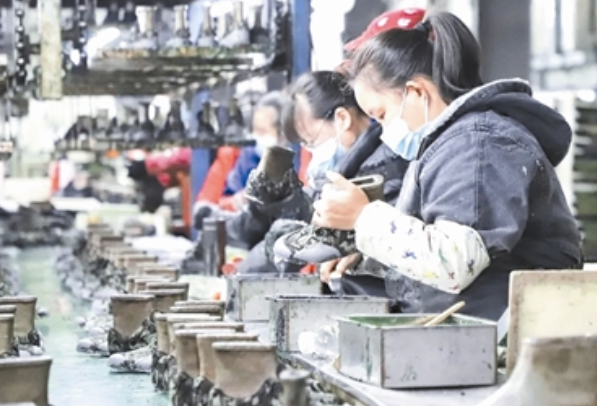 近日，在位于畢節(jié)高新區(qū)的貴州陸海龍騰鞋業(yè)有限公司生產(chǎn)車間，400余名員工正忙著趕制訂單，經(jīng)過裁剪、上膠、定型、品檢等一系列工序，一雙雙成品鞋陸續(xù)下線，銷往國內(nèi)外市場。