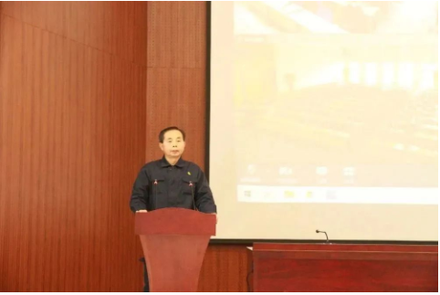 最后，副董事長(zhǎng)單曰新做述職報(bào)告。他強(qiáng)調(diào)指出，新的一年，我們要解放思想，創(chuàng)新求變。嚴(yán)抓安全生產(chǎn)管理，持續(xù)提升環(huán)保工作，穩(wěn)中求進(jìn)做好質(zhì)量，千方百計(jì)降本增效，加快推進(jìn)項(xiàng)目建設(shè)，抓好技術(shù)創(chuàng)新、基礎(chǔ)管理，全力以赴促進(jìn)生產(chǎn)安全高效運(yùn)行。