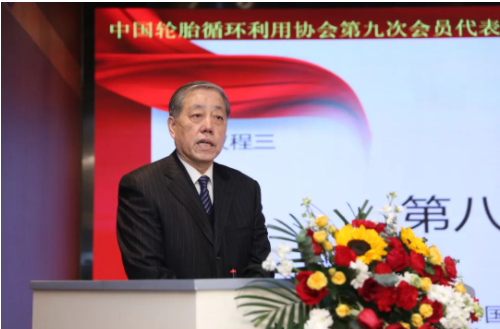 會上，中國輪胎循環利用協會第八屆理事會理事長朱軍做了第八屆理事會工作報告。朱軍表示，中國輪胎循環利用協會第八屆理事會履職期間，正逢百年未遇之大疫情持續影響期和實現“兩個一百年”奮斗目標的歷史交匯期。在國家循環經濟政策的指引下，在政府主管部門的大力推動下，在社會各界的廣泛關注下，協會第八屆理事會全體成員團結奮斗，帶領全行業的干部員工共同努力，做了大量卓有成效的工作。在嚴峻復雜形勢面前，經受了考驗，鍛煉了隊伍，戰勝了困難，各項工作取得了可喜的成績。具有輪胎/橡膠資源“減量化、再利用、資源化”典型特征的輪胎循環利用行業得到了長足的進步。