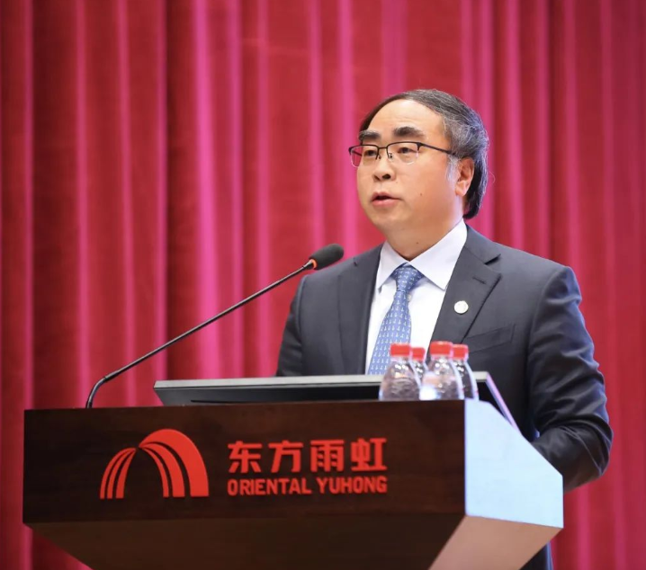 東方雨虹控股副董事長兼總裁許利民先生作“東方雨虹2022年經(jīng)營情況及2023年經(jīng)營工作重點(diǎn)”報(bào)告。他表示,2023年東方雨虹將繼續(xù)圍繞“聚焦優(yōu)勢 精準(zhǔn)發(fā)力 速度與質(zhì)量雙提升”的經(jīng)營戰(zhàn)略,堅(jiān)持以合伙人為基石、以客戶為中心、以結(jié)果為導(dǎo)向,夯基礎(chǔ)、善創(chuàng)新、強(qiáng)執(zhí)行、提效能,持續(xù)提升各項(xiàng)工作管理水平,全面開拓東方雨虹新的發(fā)展局面。 東方雨虹控股副董事長兼總裁許利民先生作“東方雨虹2022年經(jīng)營情況及2023年經(jīng)營工作重點(diǎn)”報(bào)告。他表示,2023年東方雨虹將繼續(xù)圍繞“聚焦優(yōu)勢 精準(zhǔn)發(fā)力 速度與質(zhì)量雙提升”的經(jīng)營戰(zhàn)略,堅(jiān)持以合伙人為基石、以客戶為中心、以結(jié)果為導(dǎo)向,夯基礎(chǔ)、善創(chuàng)新、強(qiáng)執(zhí)行、提效能,持續(xù)提升各項(xiàng)工作管理水平,全面開拓東方雨虹新的發(fā)展局面。